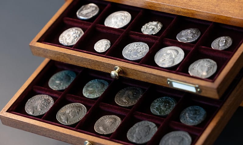 Sammlung antiker Münzen in Schuber aus Edelholz. Griechische und römische Münzen.